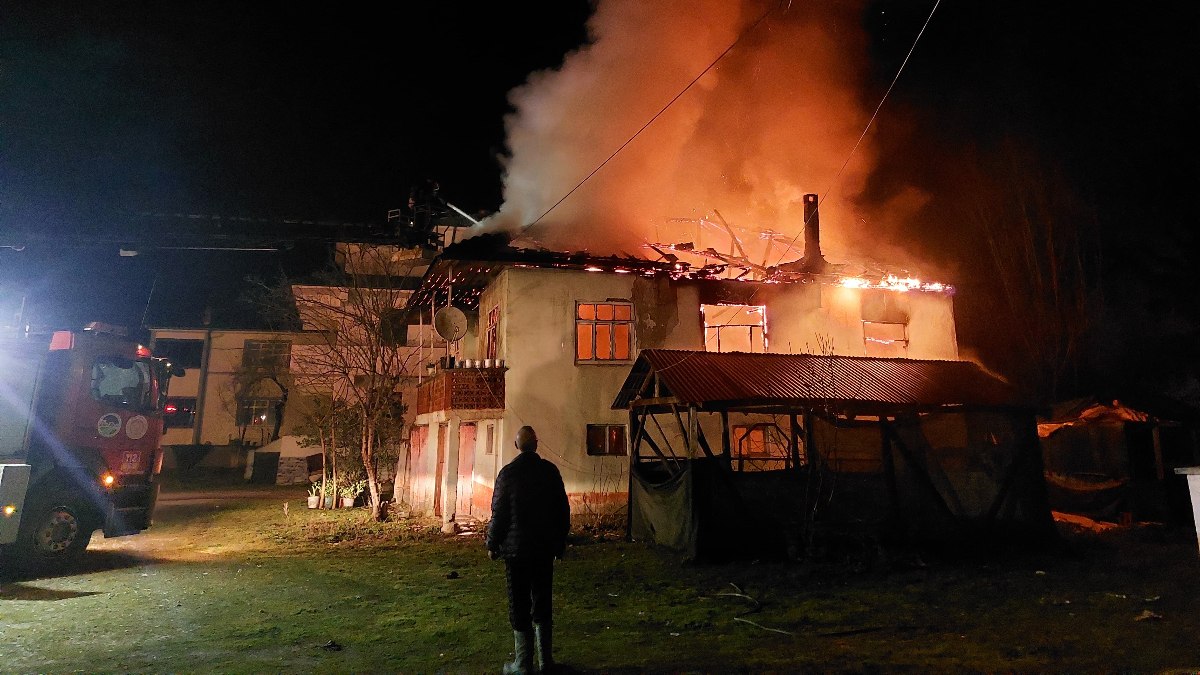 Sakarya'da iki katlı ev alev topuna döndü