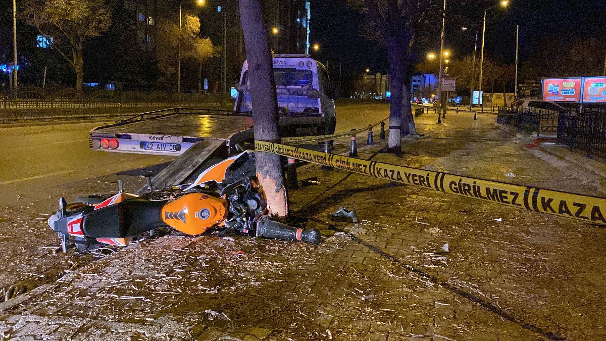 Konya'da kontrolden çıkan motosiklet ağaca çarptı: 1'i ağır 2 yaralı
