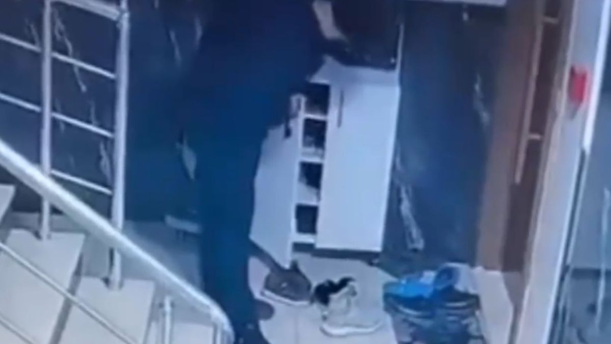Kocaeli’nde apartmana giren hırsız beğendiği ayakkabıyı çaldı