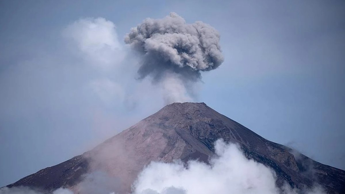 Guatemala'daki Fuego Yanardağı patladı