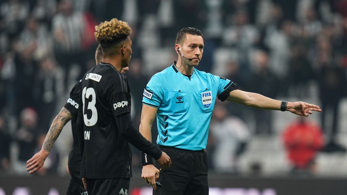 Beşiktaş tribünleri: Derbide Türk hakem istemiyoruz