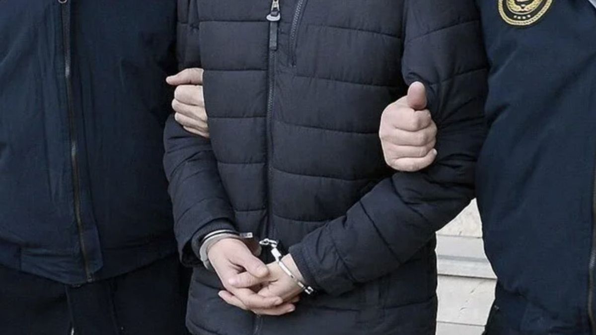 Kars’ta sigara paketinde uyuşturucu çıktı: İran uyruklu şüpheli yakalandı Kars’ta sigara paketinde uyuşturucu çıktı: İran uyruklu şüpheli yakalandı