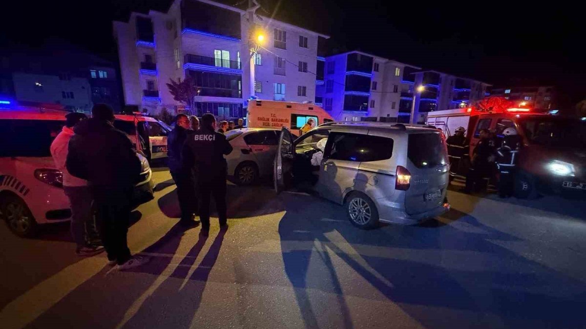 Burdur’da hafif ticari araç ile otomobil çarpıştı: 2 yaralı