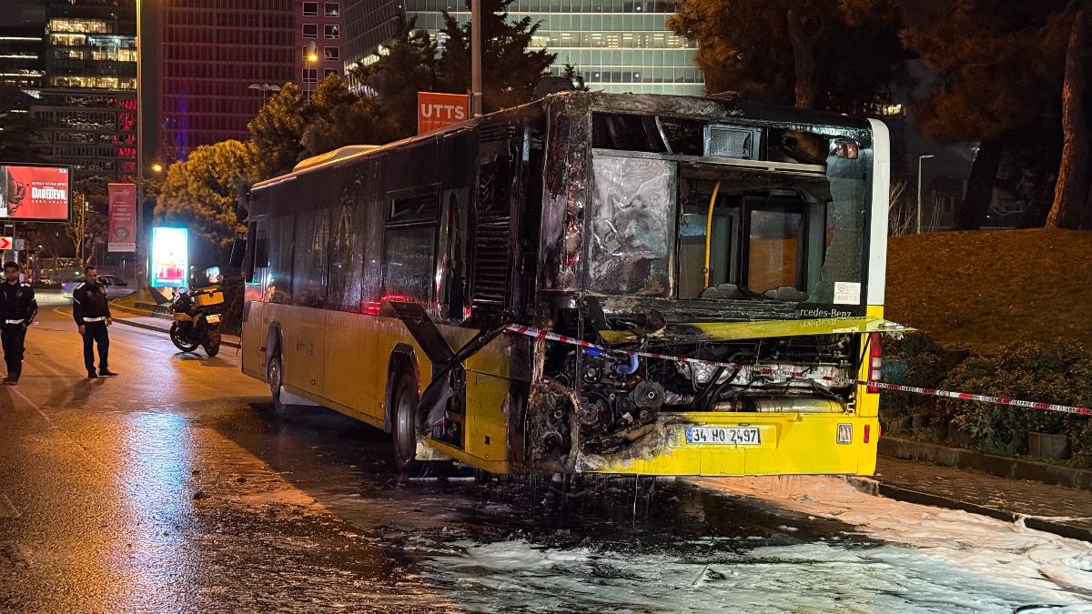İstanbul'da İETT otobüsü alev alev yandı