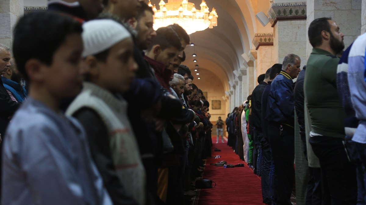 Halep'teki Emevi Camisi'nde, teravih namazı 12 yıl sonra ilk kez kılındı