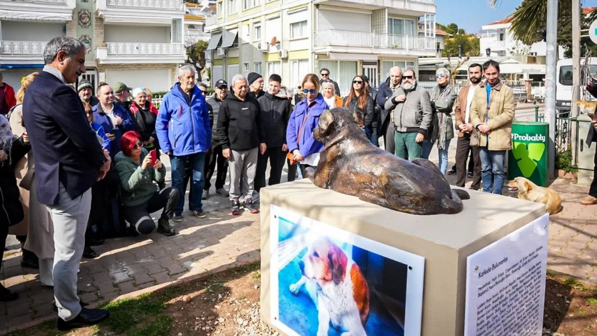 CHP'li Adalar Belediyesi köpek heykeli açılışı yaptı