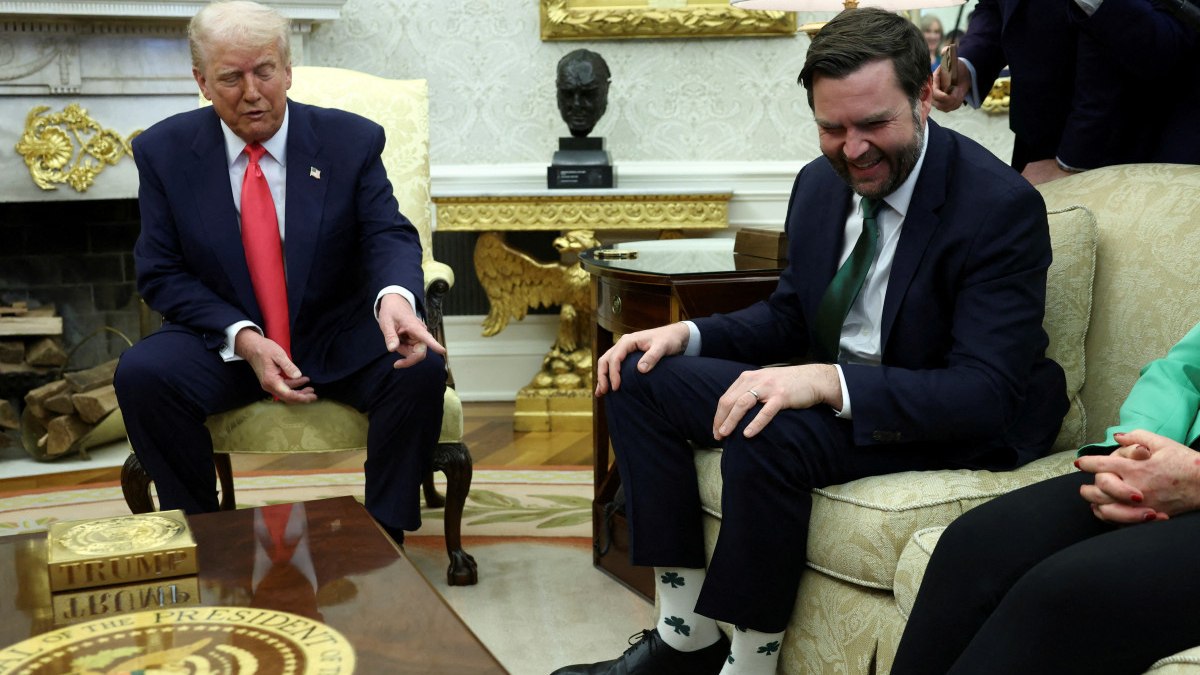 JD Vance, Trump'ın dikkatini dağıttı: Toplantıya çoraplarıyla damga vurdu