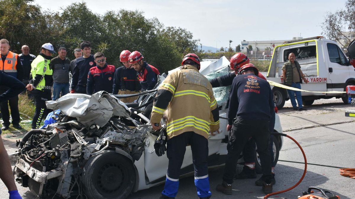 İzmir’de tıra çarpan otomobil sürücüsü hayatını kaybetti
