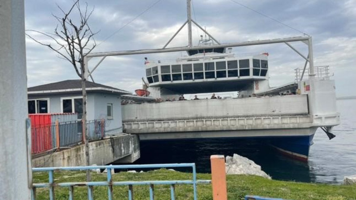 Yalova'da İDO'ya ait feribot iskeleye çarptı