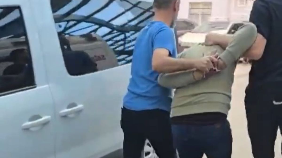 Konya’da polis, hükümlüyü kurye gibi davranıp yakaladı Konya’da polis, hükümlüyü kurye gibi davranıp yakaladı