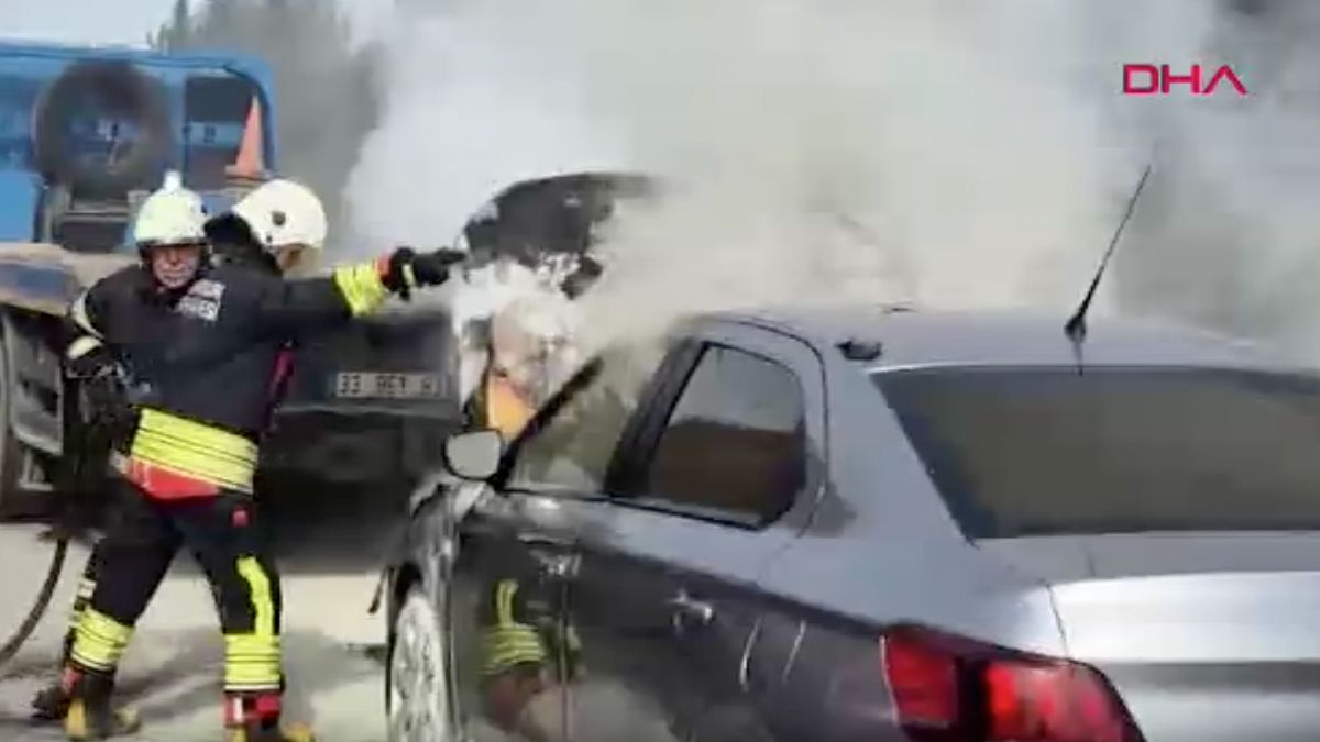 Samsun'da seyir halindeki araç yandı