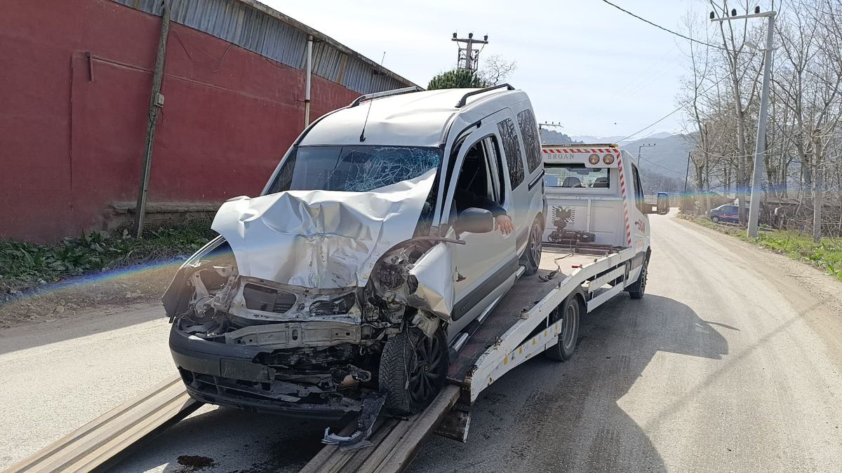 Bursa’da hafif ticari araç halk otobüsüyle çarpıştı