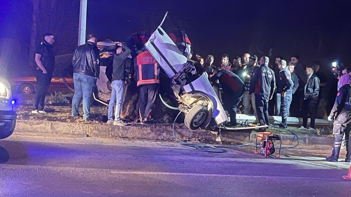 Tokat’ta direğe çarpan Tofaş kağıt gibi ezildi