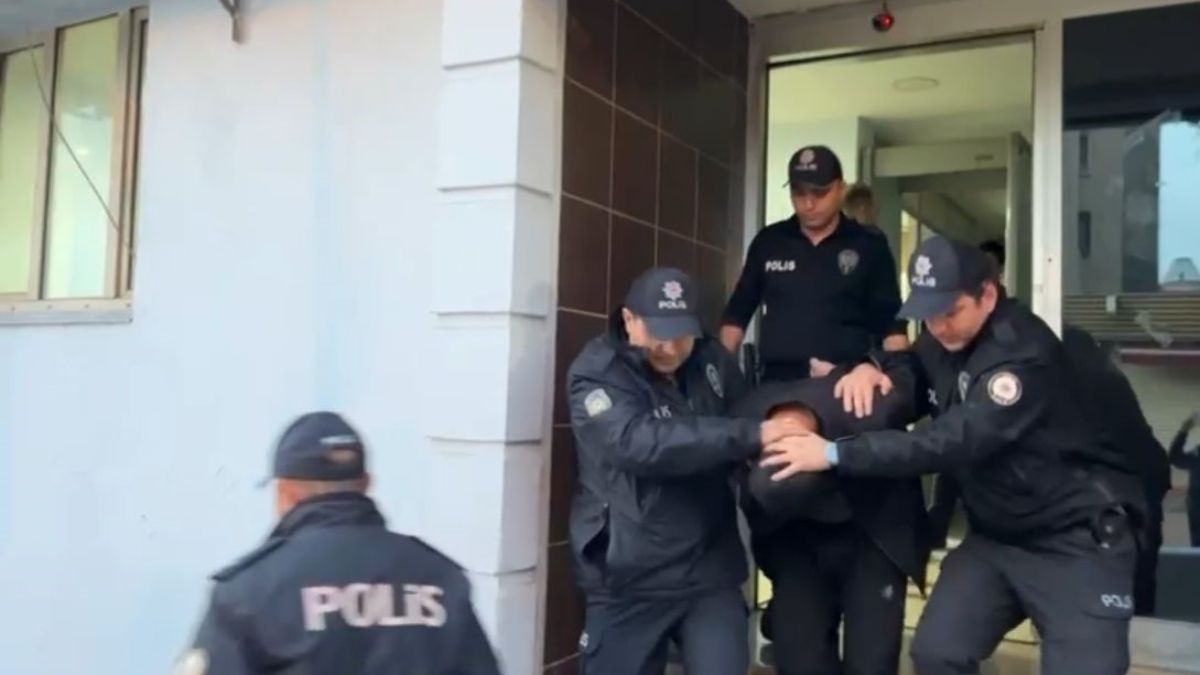 Bursa'da polisin baskın düzenlediği tarihi eser ele geçirildi