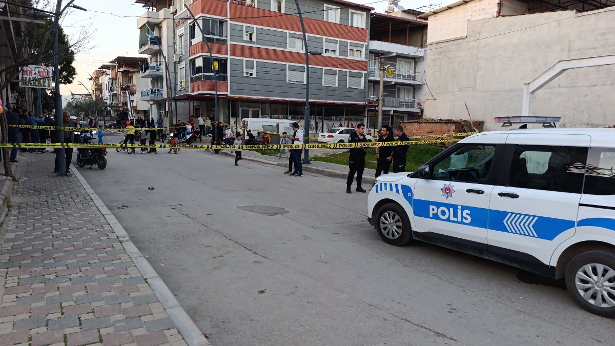 İzmir’de sokak ortasında silahlı saldırı İzmir’de sokak ortasında silahlı saldırı
