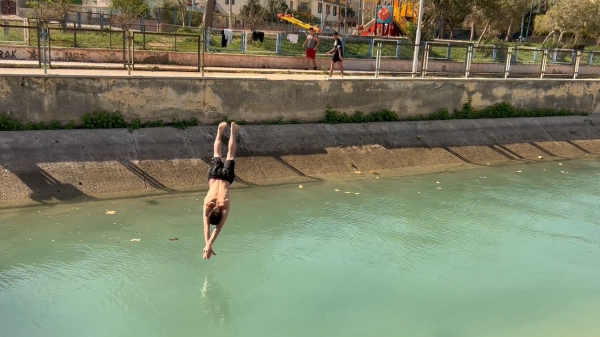 Mersin’de tehlikeli olmasına rağmen kanalda yüzüyorlar
