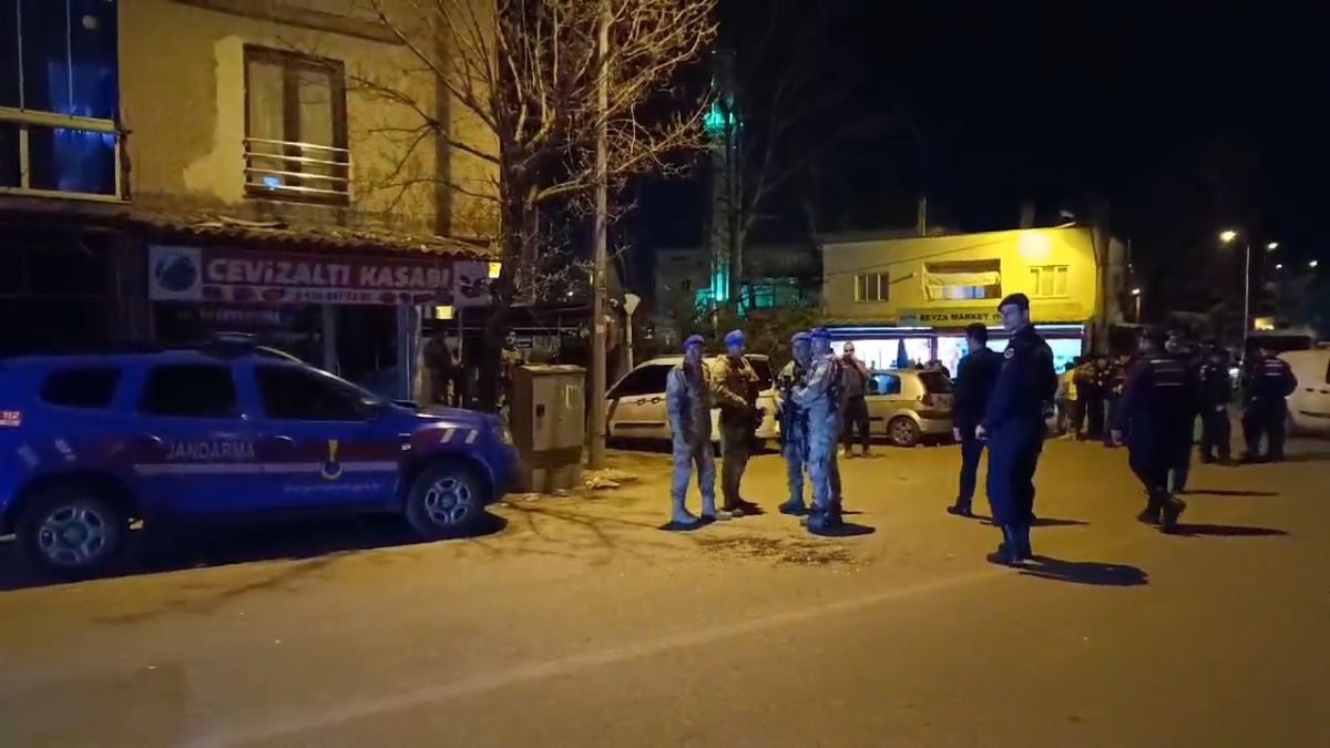 Bursa'da sürücülerin yol verme kavgasına mahalleli de dahil oldu