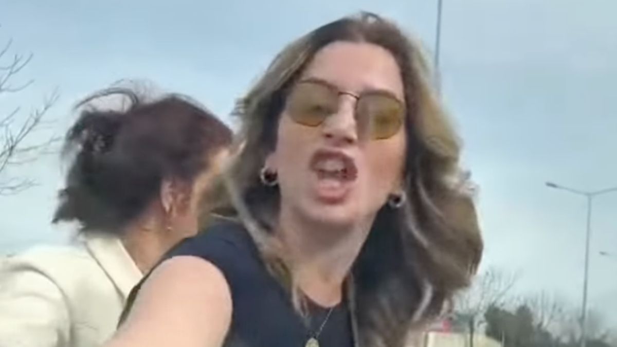 İzmir'de aracından inen kadın, küfürler savurdu