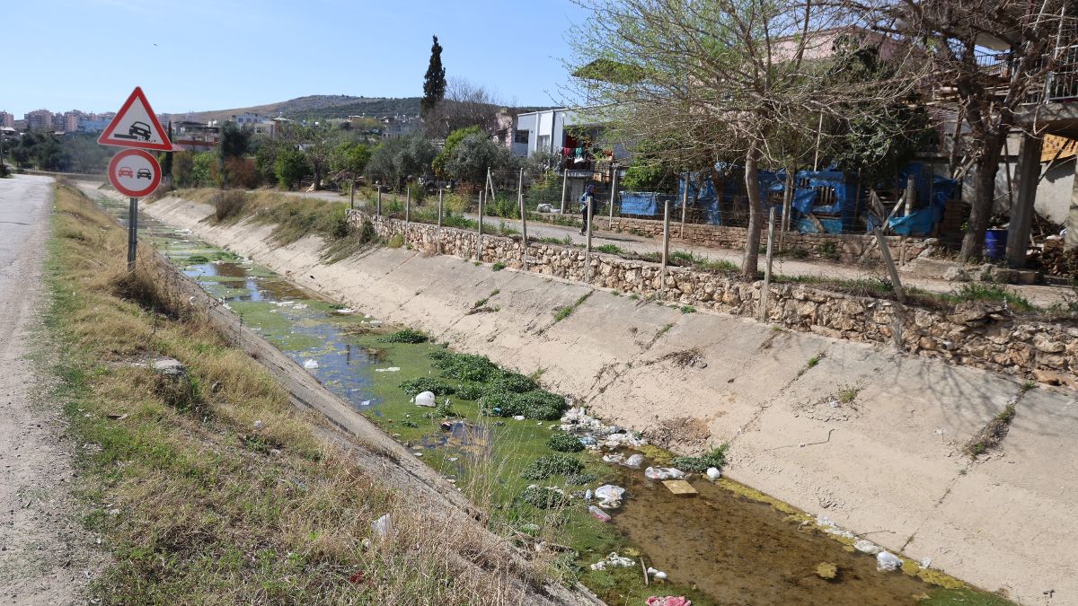 Adana'da sulama kanalları çöplüğe döndü