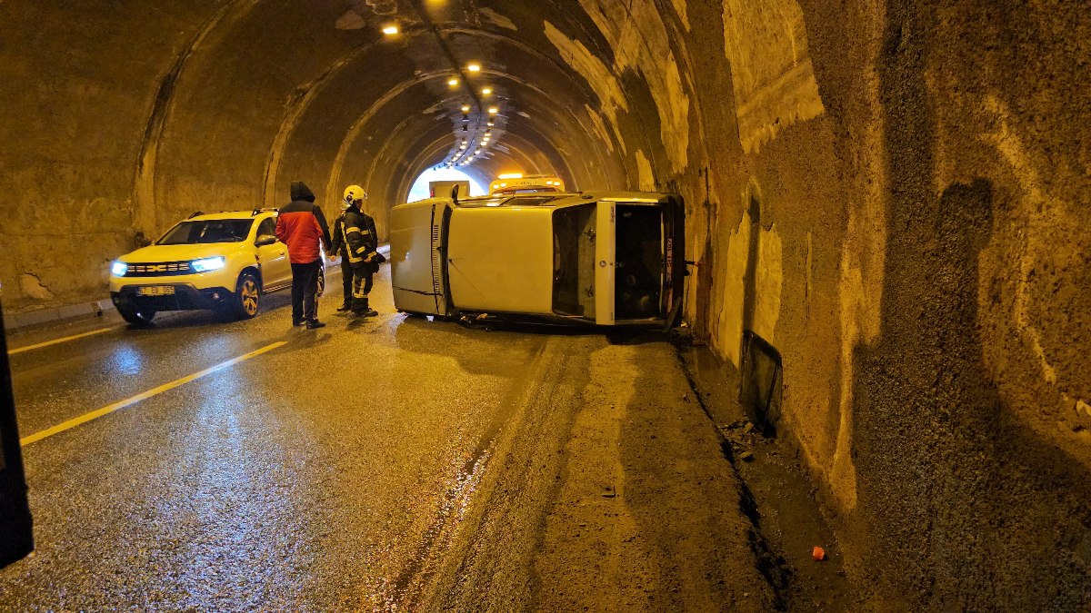 Zonguldak’ta tünelde kaza: Otomobil yola devrildi