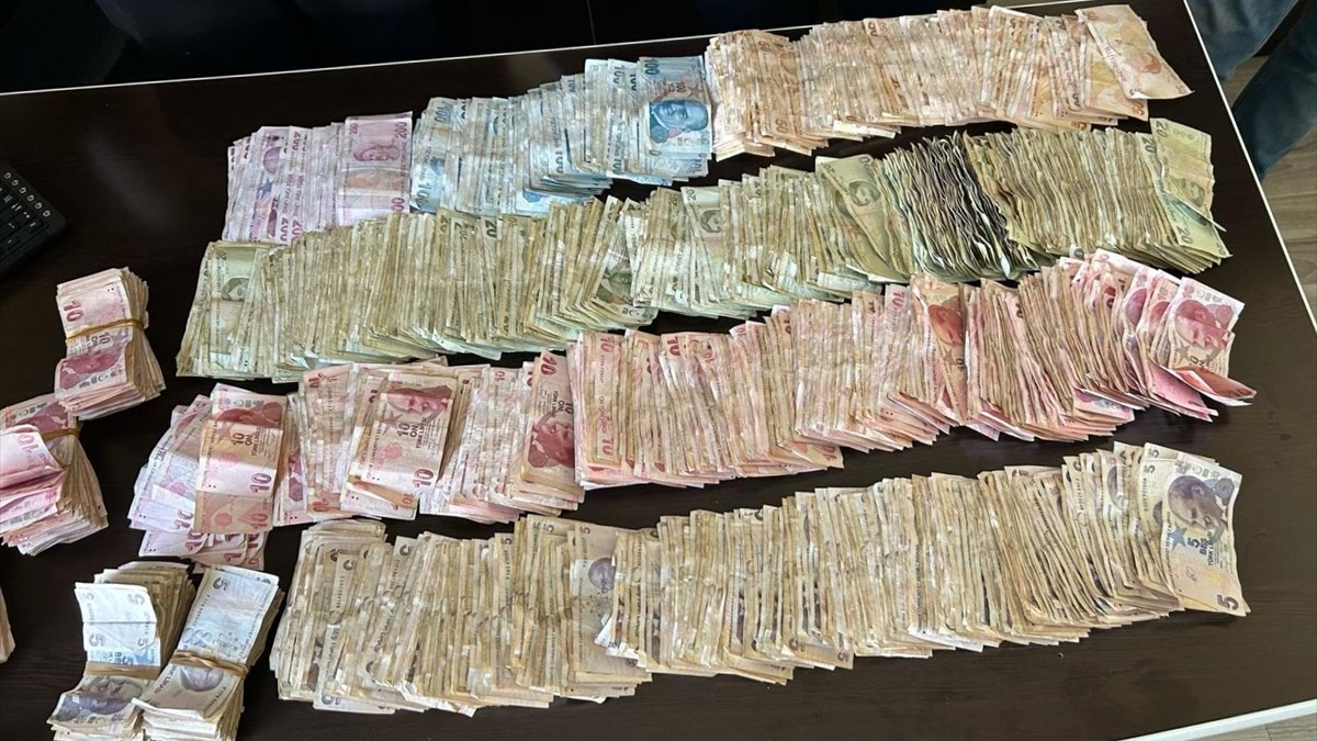 Antalya'da dilencinin üzerinden 45 bin 600 lira ele geçirildi