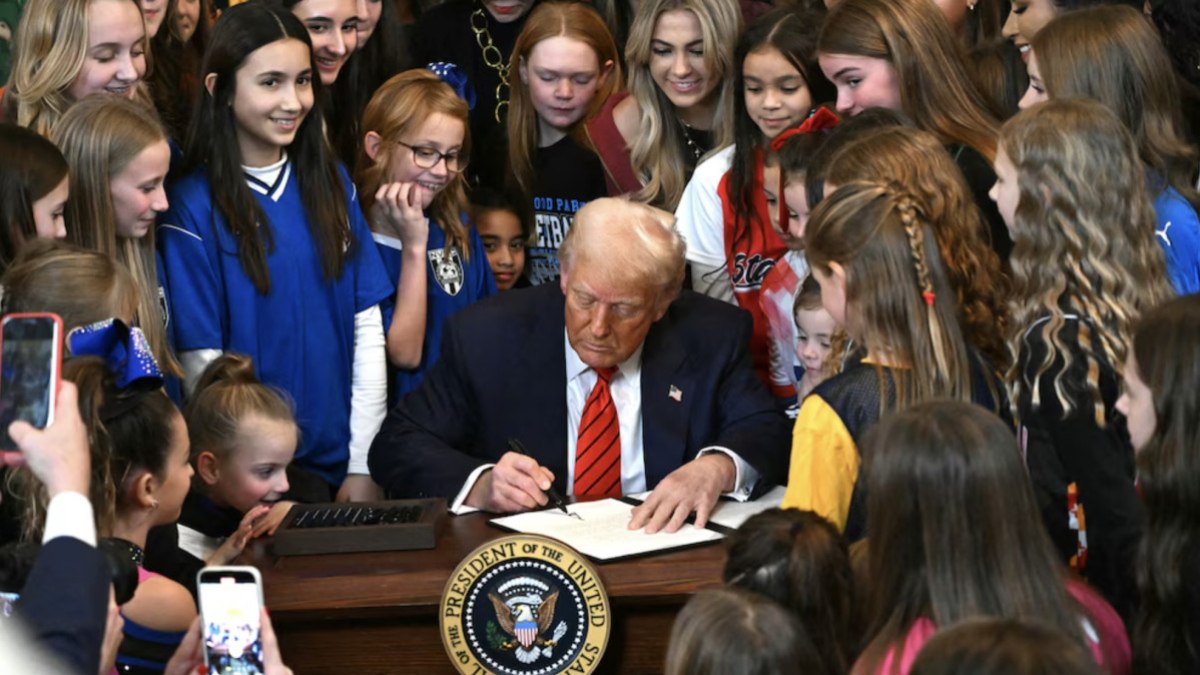 Donald Trump'ın orduda trans yasağına engel