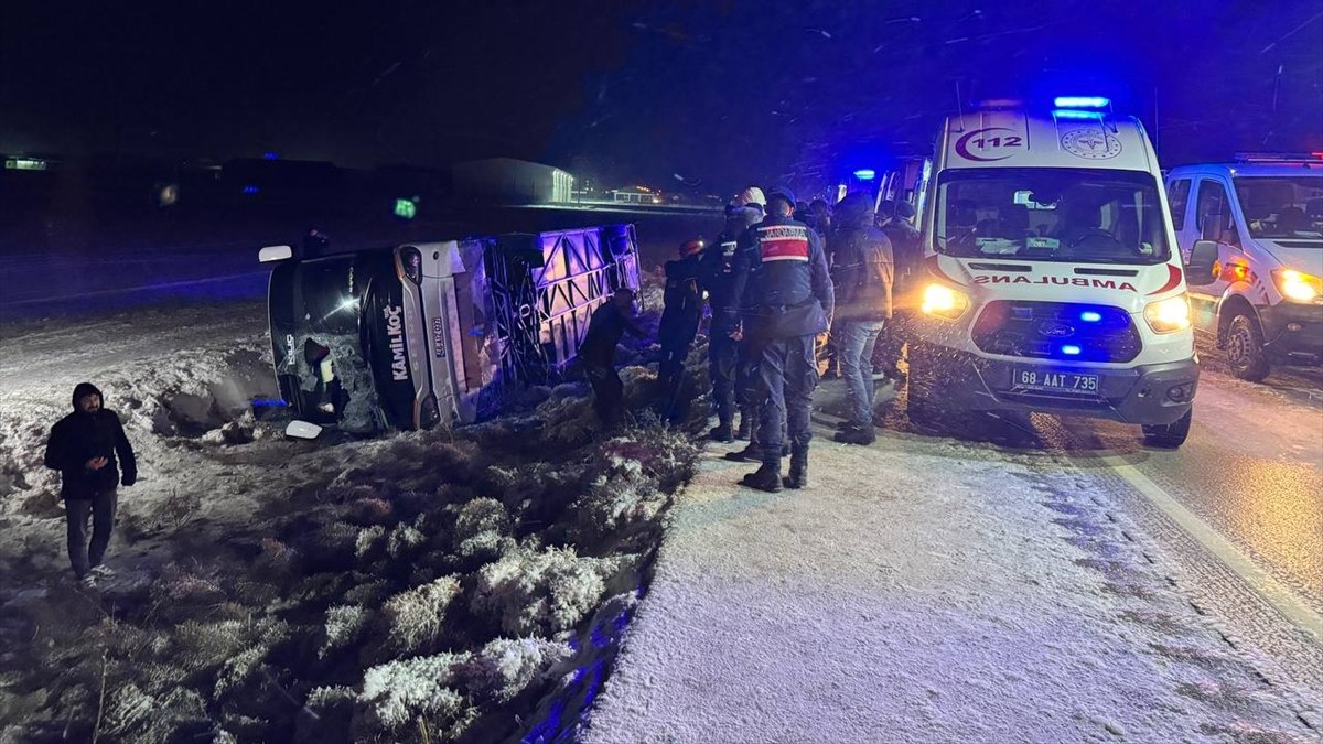 Aksaray'da otobüs devrildi: 20 kişi yaralandı