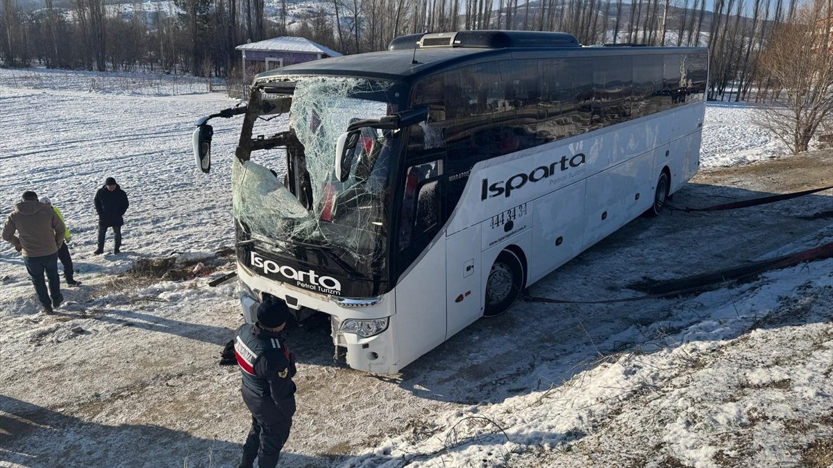 Afyonkarahisar'da otobüs şarampole devrildi