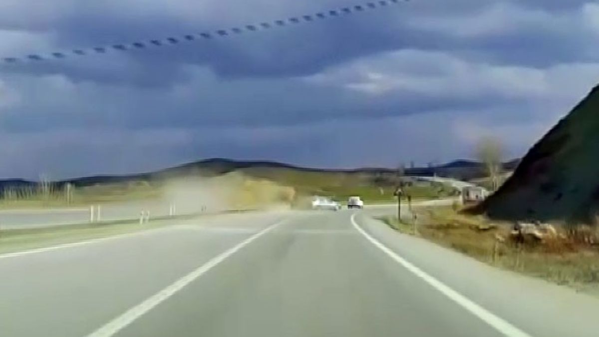 Sivas'ta virajı kaçıran sürücü şarampole uçtu