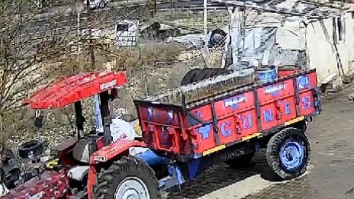 Diyarbakır'da kontrolden çıkan otomobil ağaca çarptı