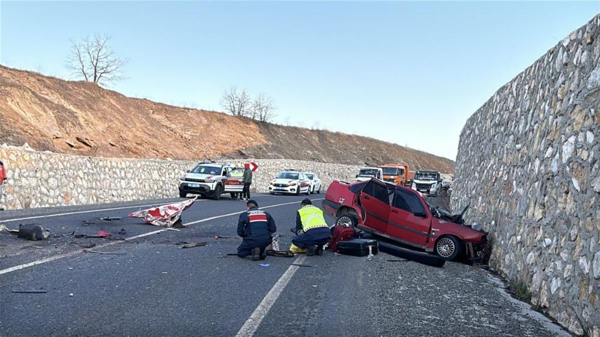Uşak’ta otomobil ile kamyonet çarpıştı: 2 ölü 1 yaralı