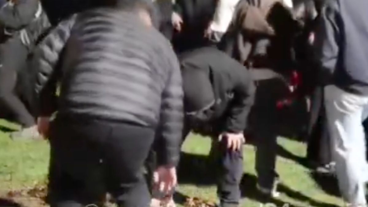 Saraçhane'de eylemciler, kaldırımdaki taşları söktü