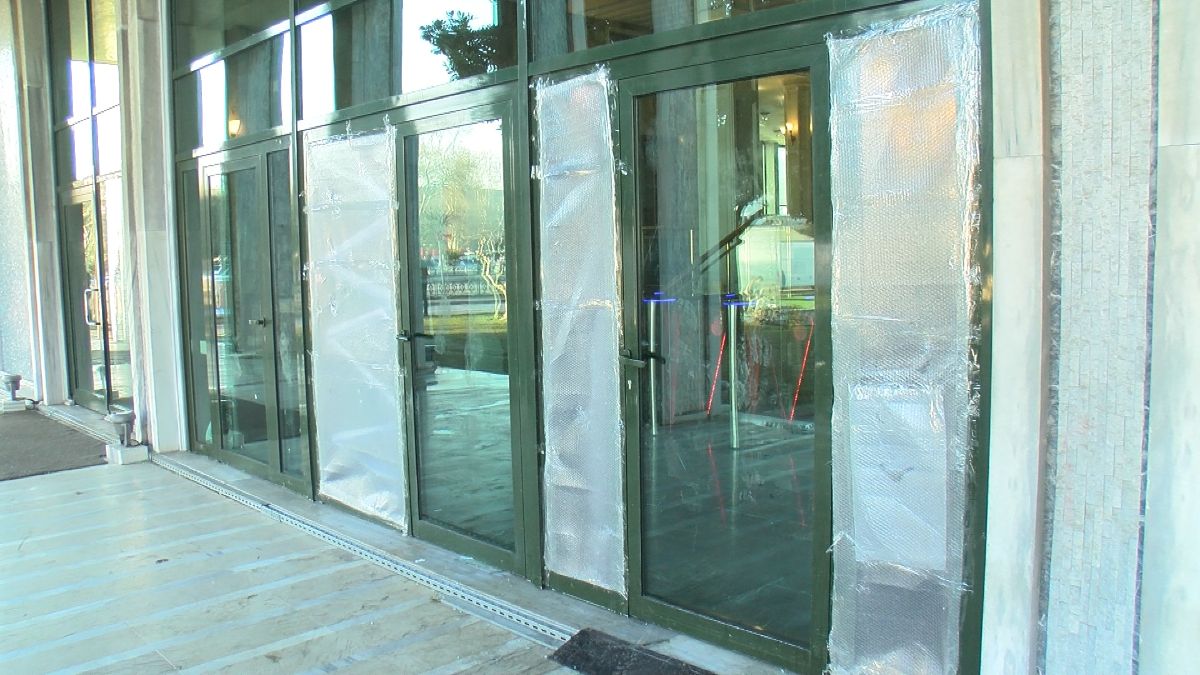 Saraçhane'deki İBB binasında kırılan camlar naylon ile kapatıldı