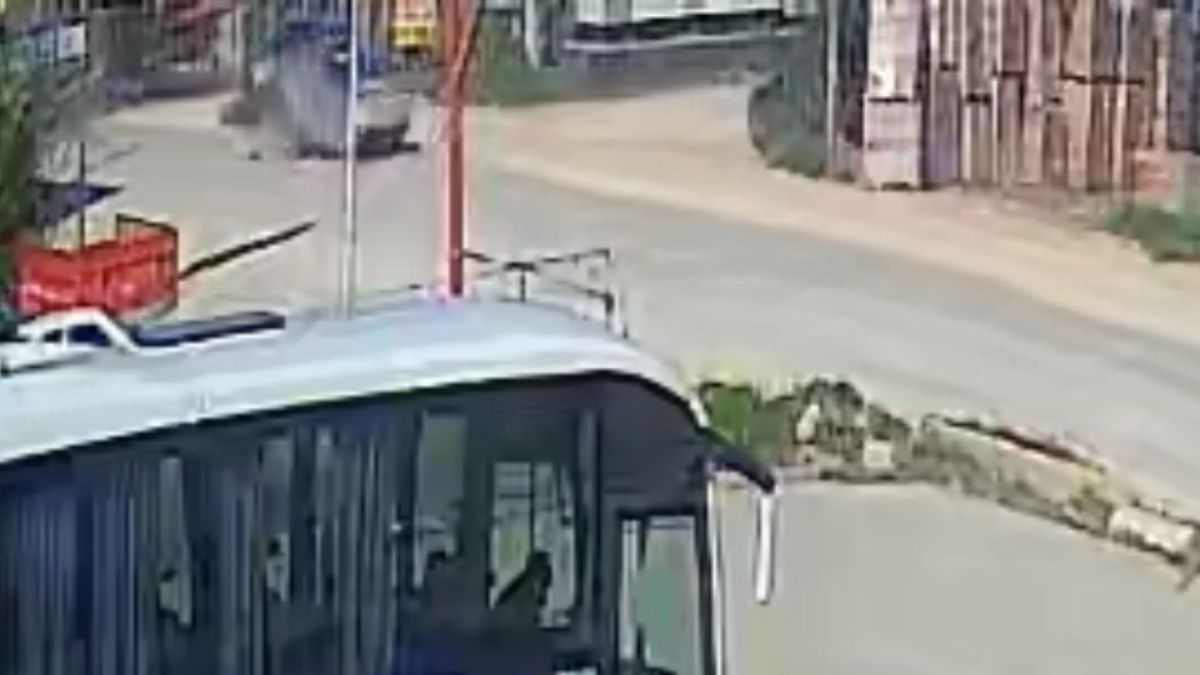 Bursa'da motosiklet sürücüsü metrelerce savruldu