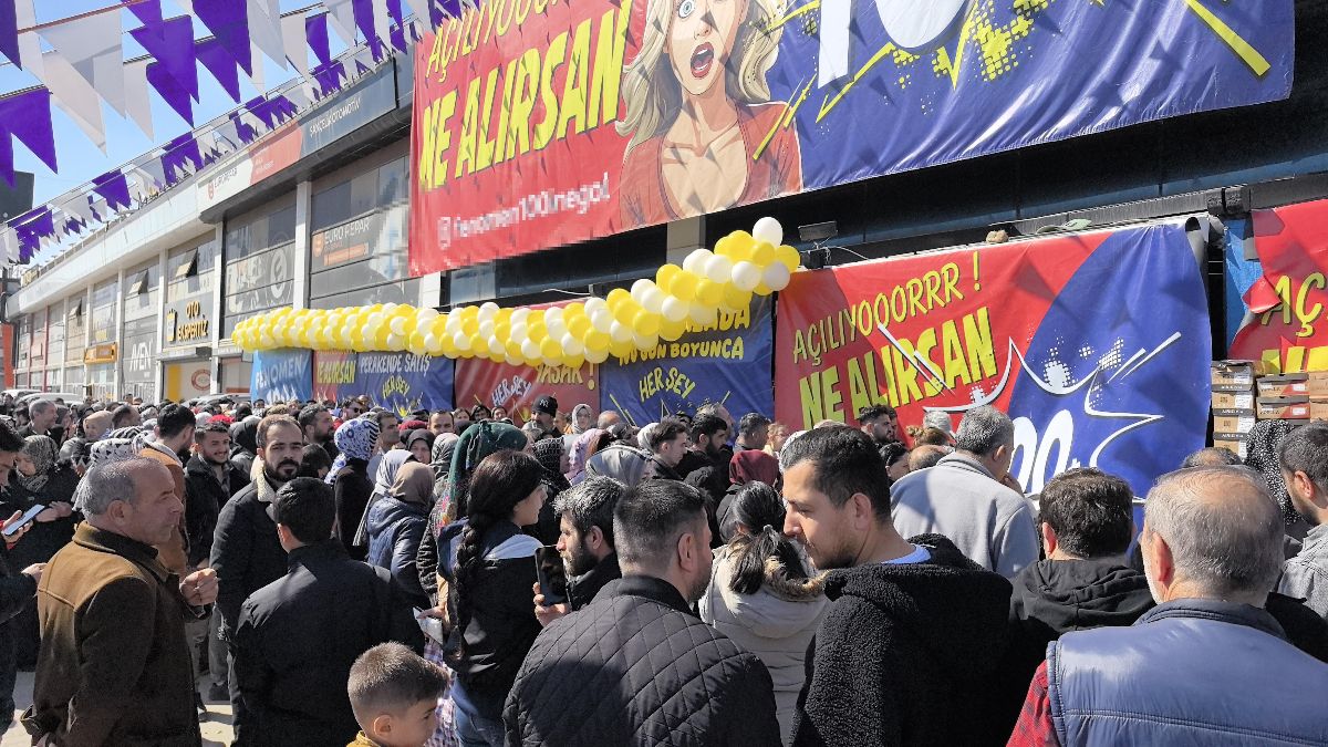 Bursa’da mağaza açılışında izdiham