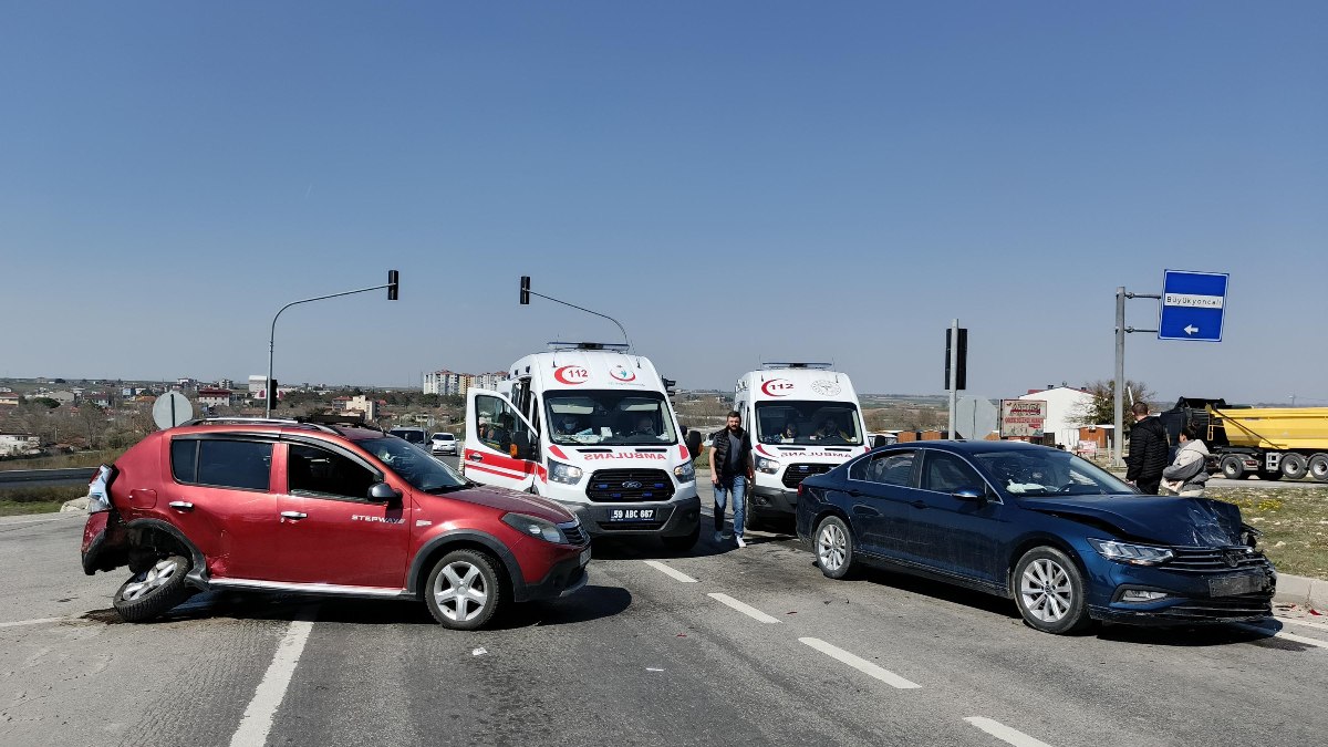 Tekirdağ'da 2 otomobil çarpıştı