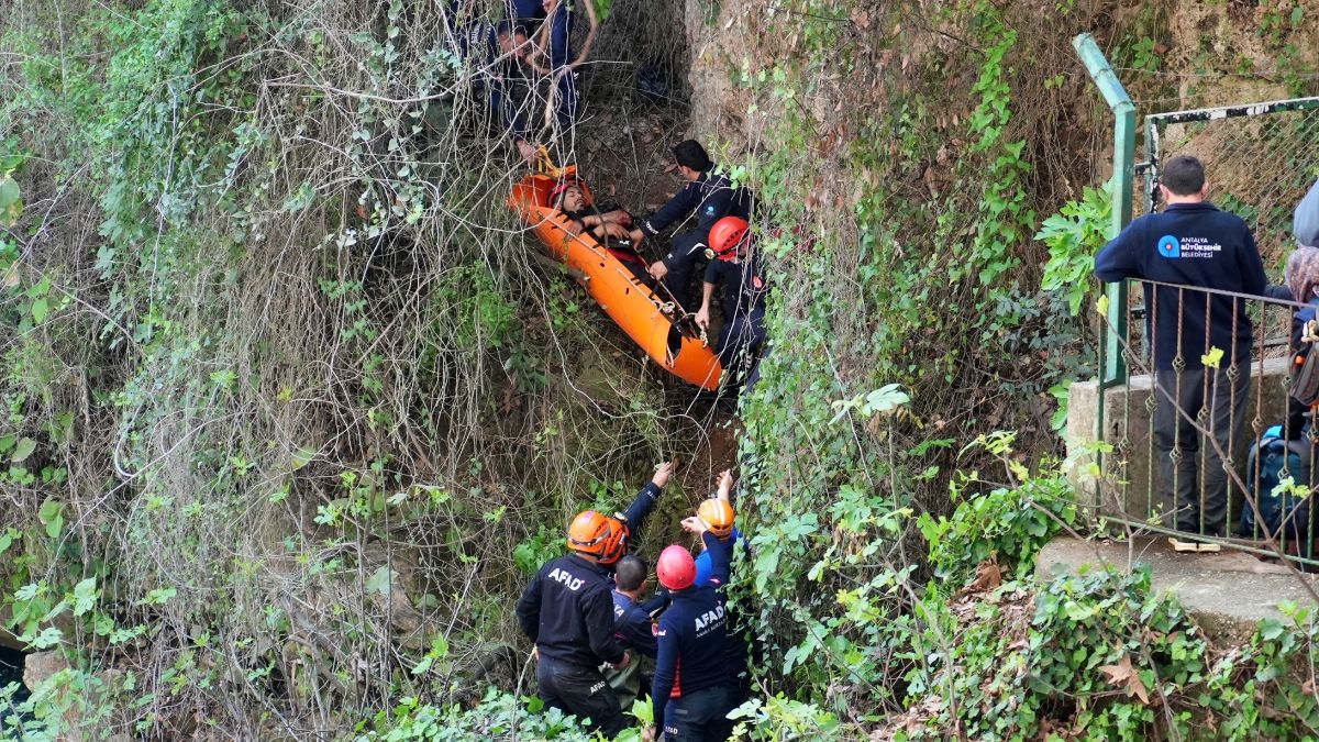 Antalya'da manzara izlerken 15 metreden düştü