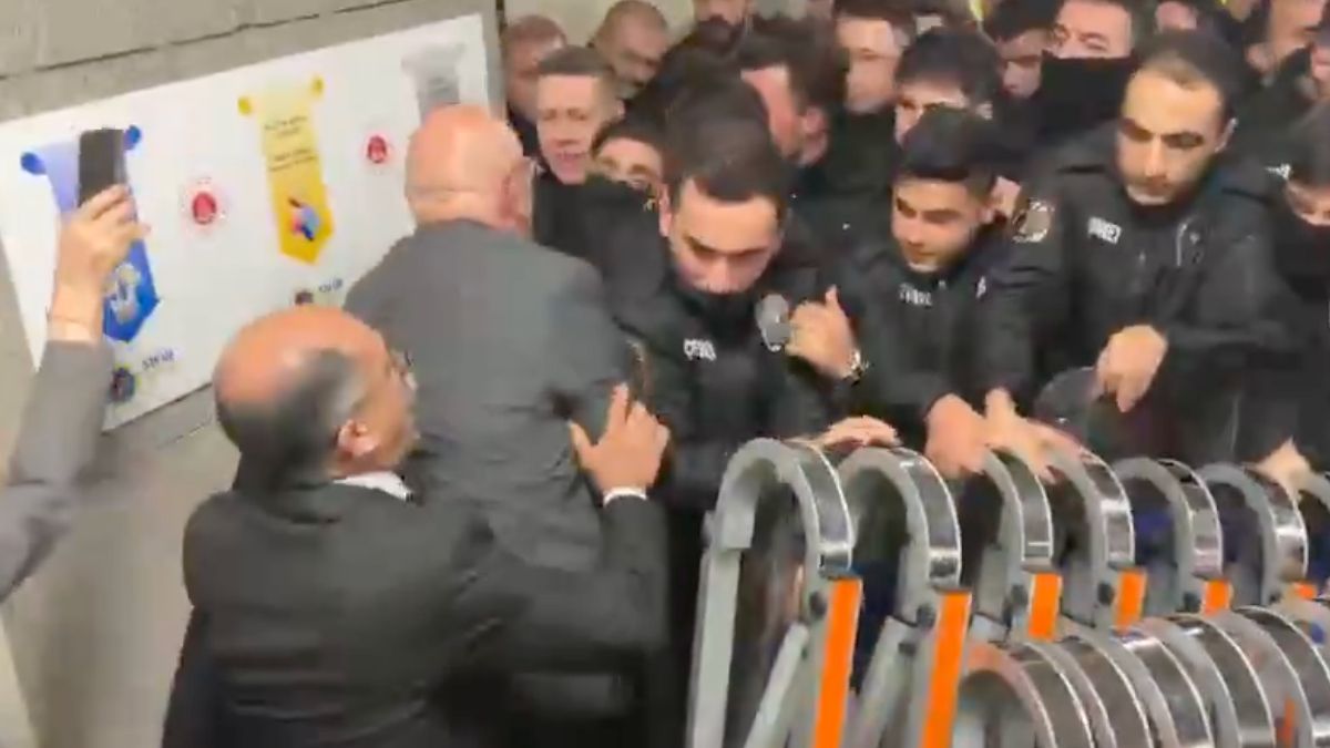 Son dakika: CHP milletvekilleri Çağlayan Adliyesi'nde olay çıkardı