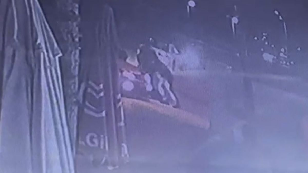 Konya'da otomobilin altında kalan yayayı, çevredekiler kurtardı