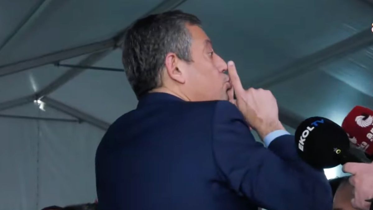 Özgür Özel'in basın toplantısında hareketli anlar