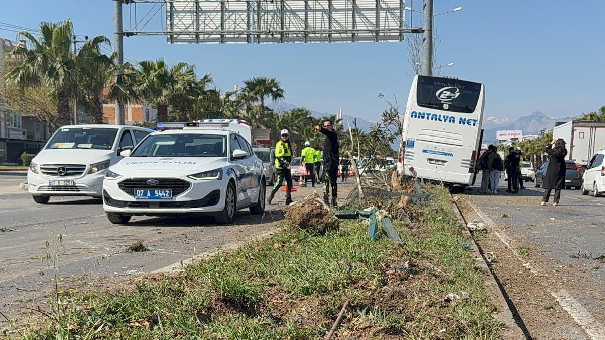 Antalya'da direksiyonu kilitlenen yolcu otobüsü refüje çıktı