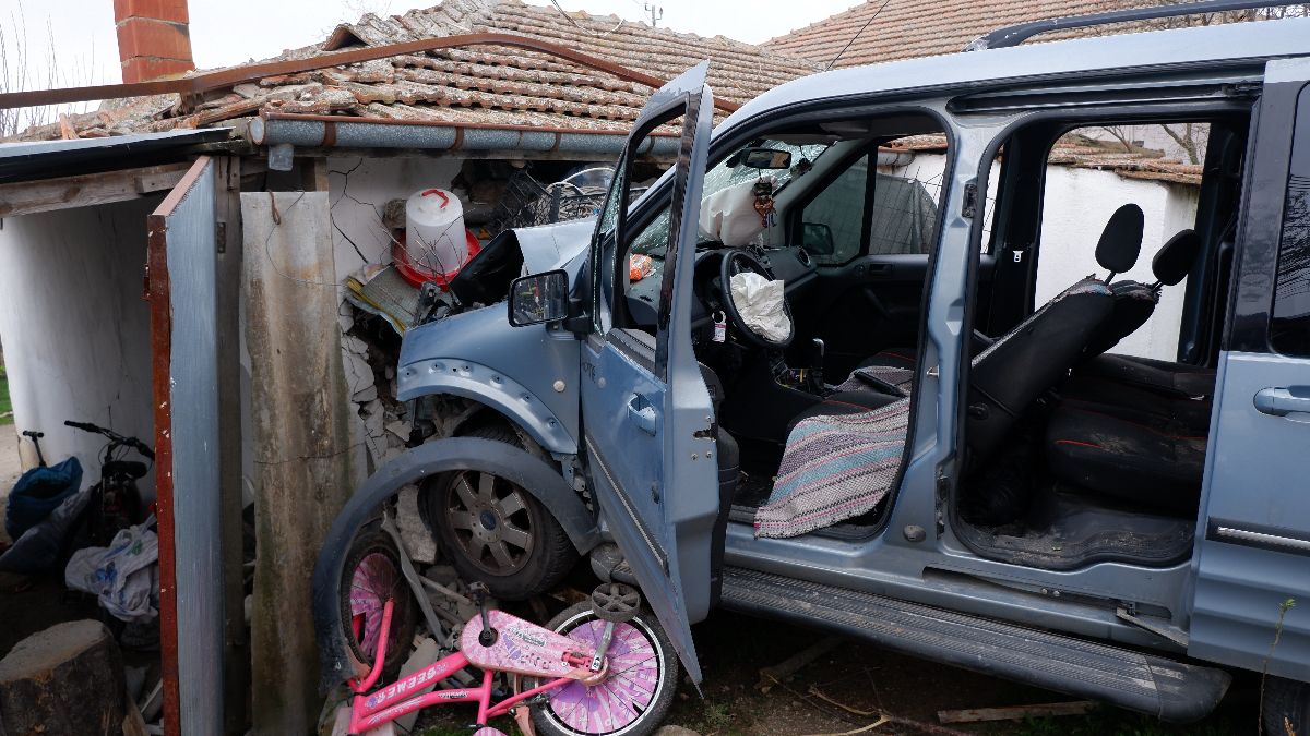 Edirne'de otomobilin çarptığı ev harabeye döndü