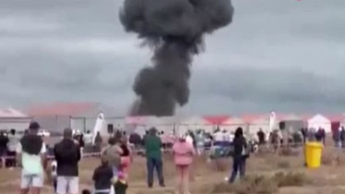 Güney Afrika'da gösteri uçağı düştü