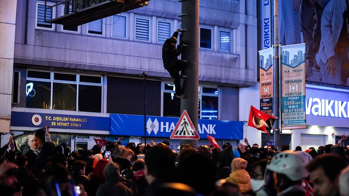 Ankara'da izinsiz gösteriye müdahale eden 2 polis yaralandı