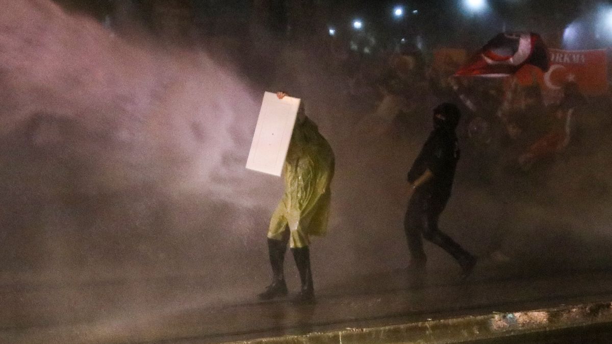 Antalya'da göstericiler hükümet karşıtı sloganlar attı: 25 gözaltı