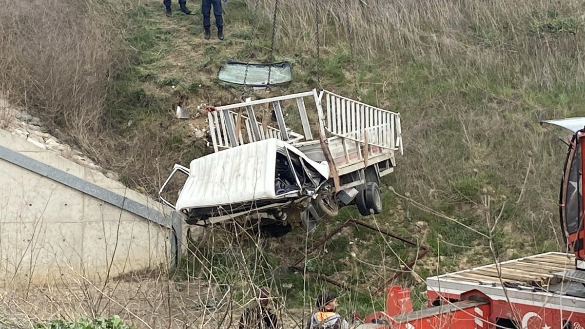 Çanakkale'de arampole uçan kamyonetin ehliyetsiz sürücüsü öldü