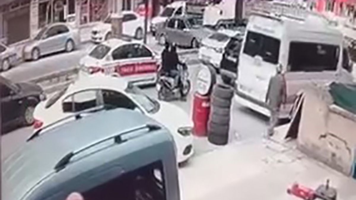 Elazığ’da tır, otomobili metrelerce sürükledi