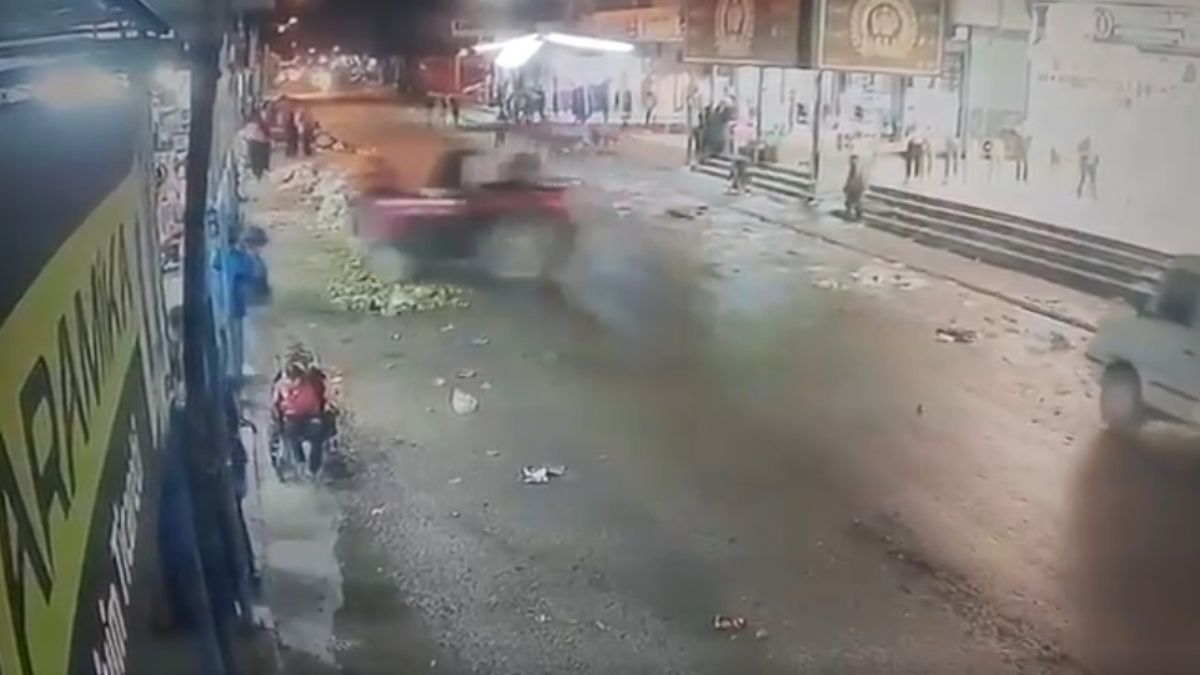 Adana'da ehliyetsiz sürücü traktörle dükkana girdi
