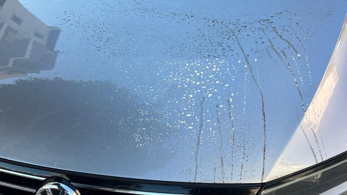 Antalya’da otomobile asit döktü: Bir şey olmamış gibi yoluna devam etti