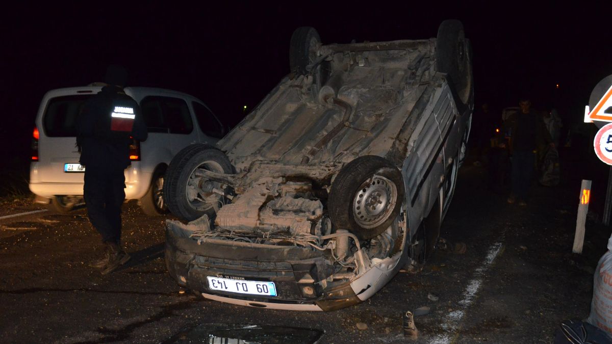 Elazığ'da köpeğe çarpmamak için direksiyonu kıran araç takla attı: 5 yaralı